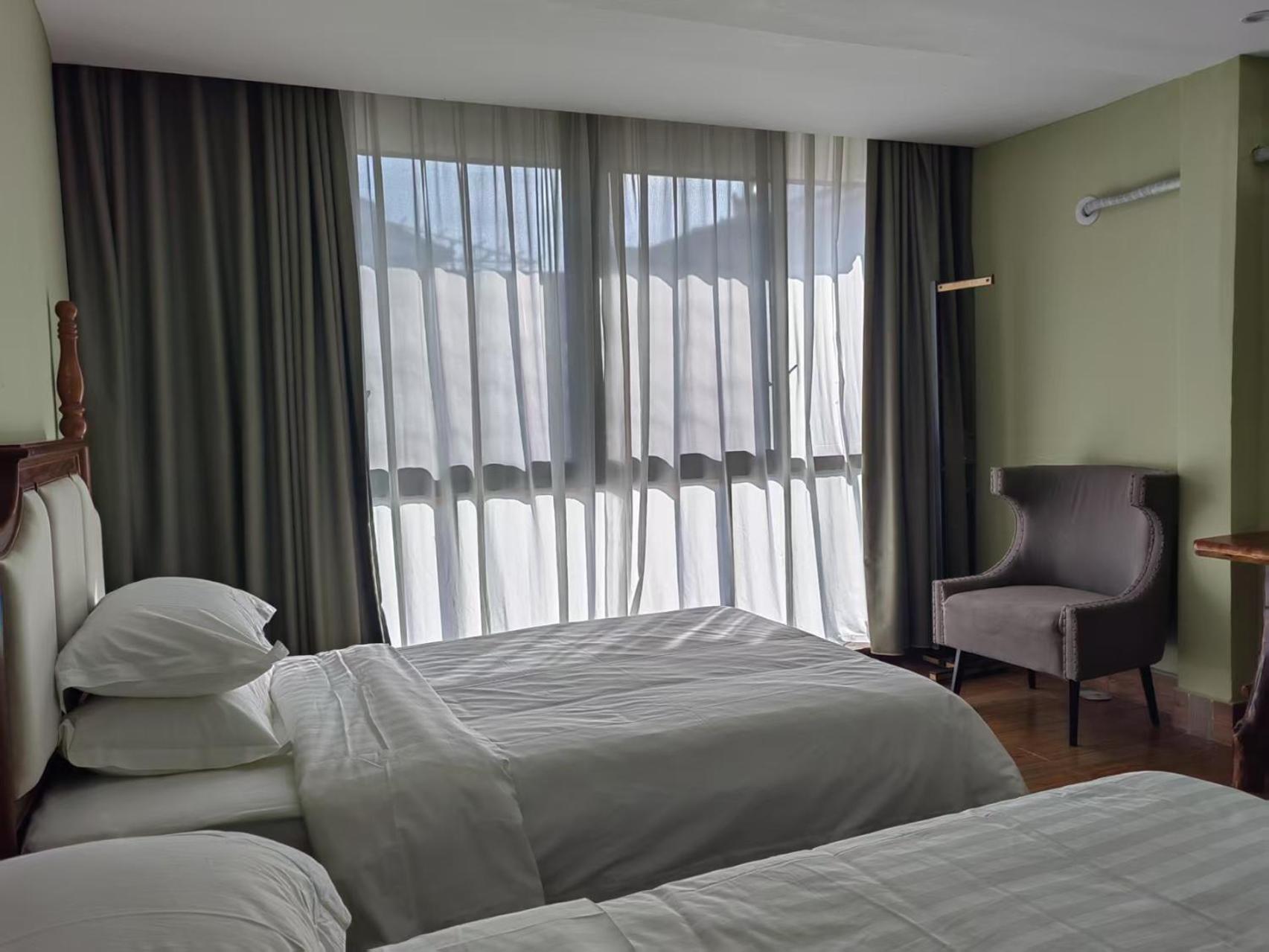 Serene Vale Inn Guilin-Free One Way Pick Up Service To High-Speed Railway Station For 2 Nights Room photo