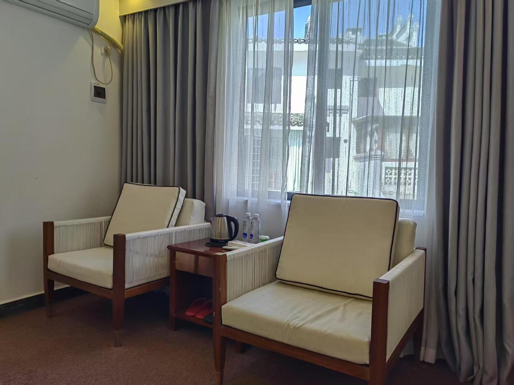 Serene Vale Inn Guilin-Free One Way Pick Up Service To High-Speed Railway Station For 2 Nights Room photo